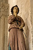 Castiglione Olona - chiesa del Corpo di Cristo (chiesa 'di Villa'): statua in pietra colorita dell'Annunciazione ai lati dell'arco absidale.